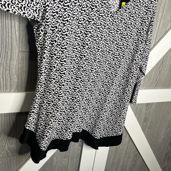 310. NWT Slim Factor by Investments Scrolling Ikat V-Neck 3/4 Handkerchief Hem - Picture 11 of 13